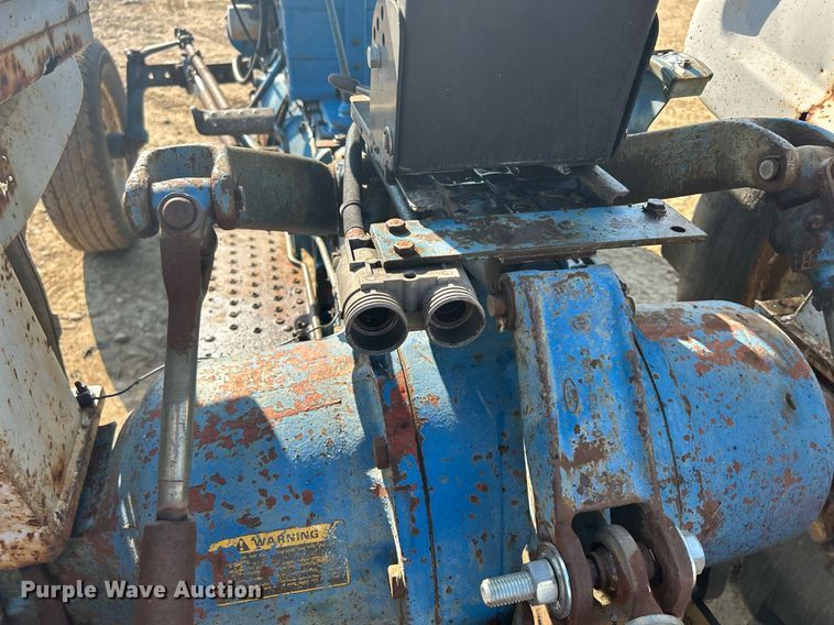 image for item DQ0913 1975 Ford 4100  tractor