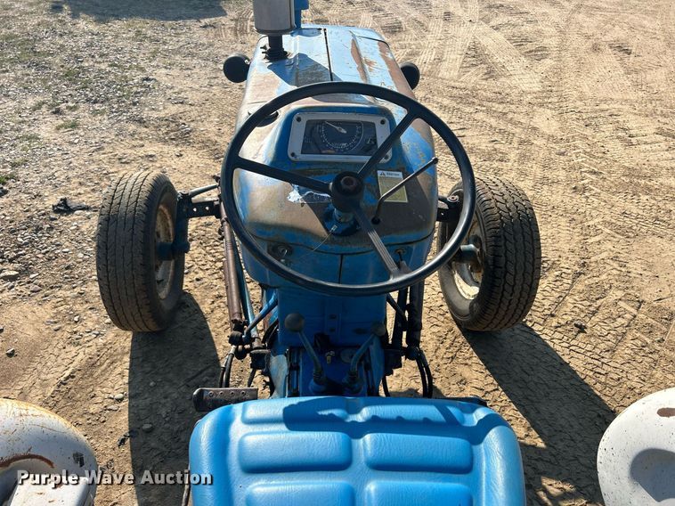 image for item DQ0913 1975 Ford 4100  tractor