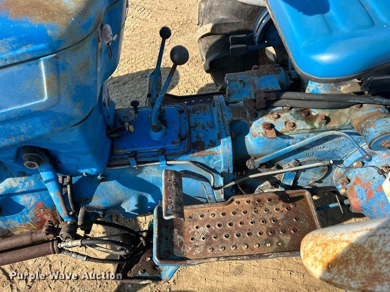 image for item DQ0913 1975 Ford 4100  tractor