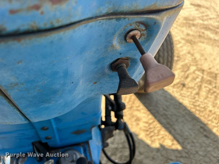 image for item DQ0913 1975 Ford 4100  tractor