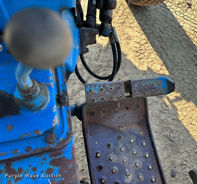 image for item DQ0913 1975 Ford 4100  tractor