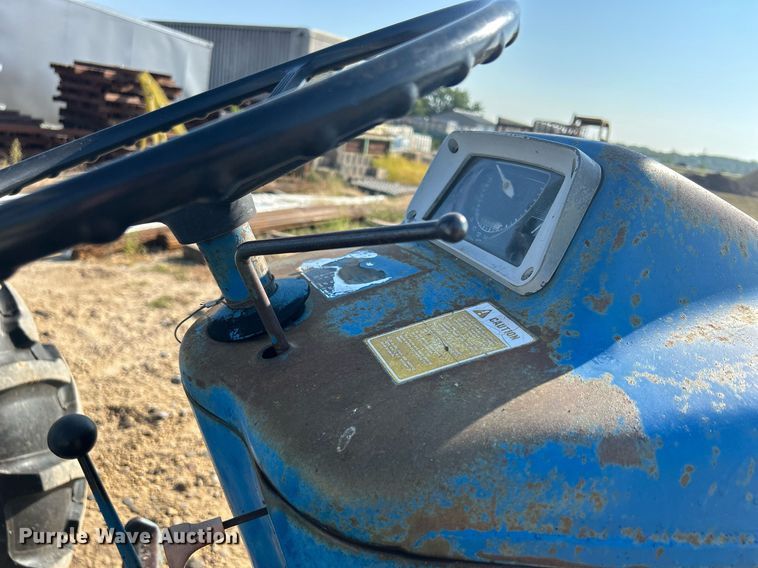 image for item DQ0913 1975 Ford 4100  tractor