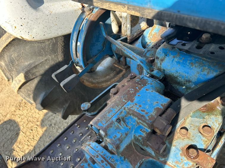 image for item DQ0913 1975 Ford 4100  tractor