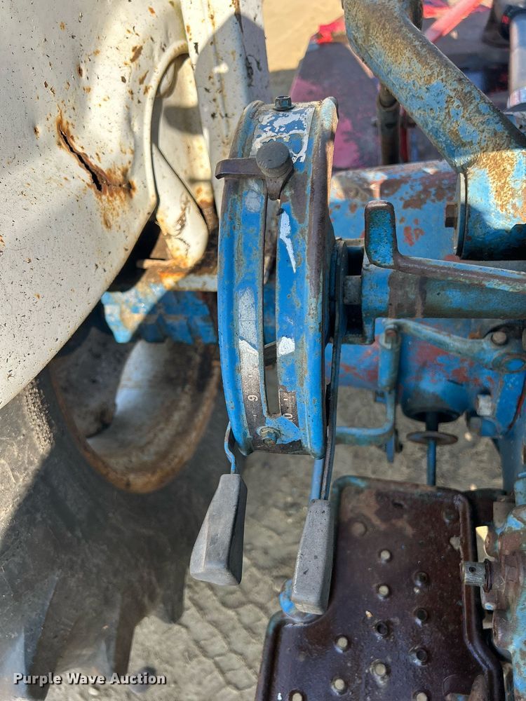 image for item DQ0913 1975 Ford 4100  tractor