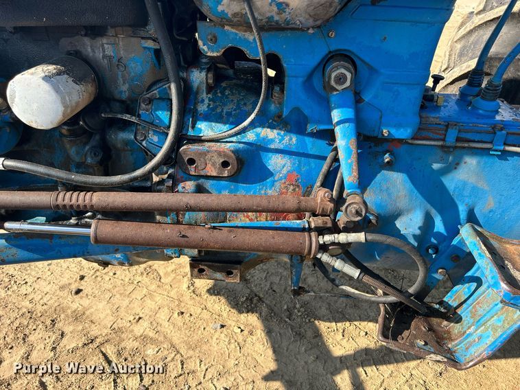 image for item DQ0913 1975 Ford 4100  tractor