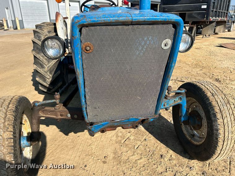 image for item DQ0913 1975 Ford 4100  tractor