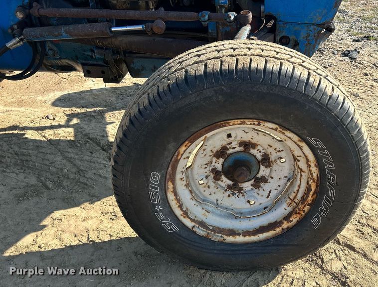 image for item DQ0913 1975 Ford 4100  tractor
