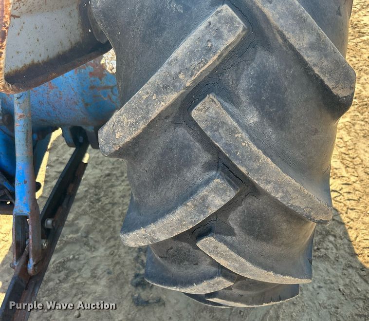 image for item DQ0913 1975 Ford 4100  tractor