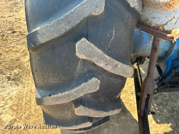 image for item DQ0913 1975 Ford 4100  tractor