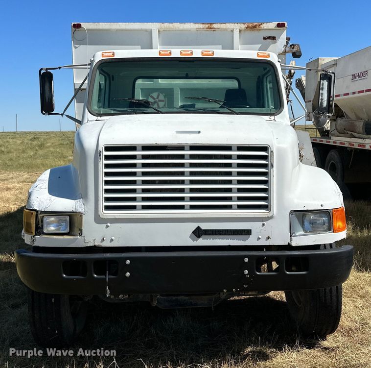 image for item DQ1344 1995 International 4900  feed mixer truck