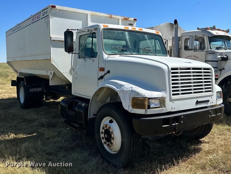 image for item DQ1344 1995 International 4900  feed mixer truck