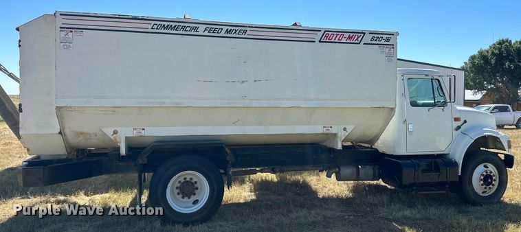 image for item DQ1344 1995 International 4900  feed mixer truck