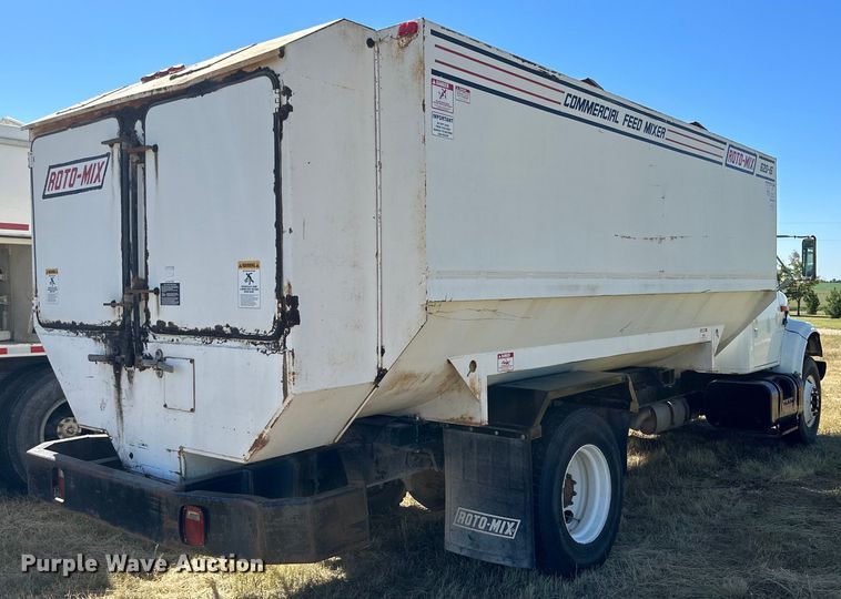 image for item DQ1344 1995 International 4900  feed mixer truck