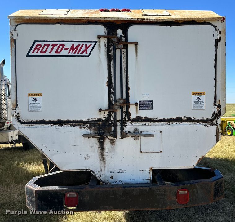 image for item DQ1344 1995 International 4900  feed mixer truck