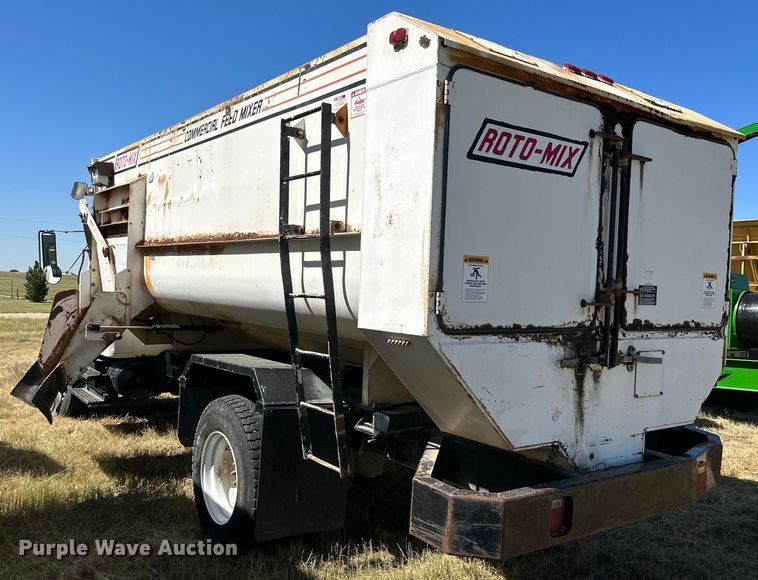 image for item DQ1344 1995 International 4900  feed mixer truck