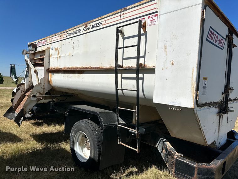 image for item DQ1344 1995 International 4900  feed mixer truck