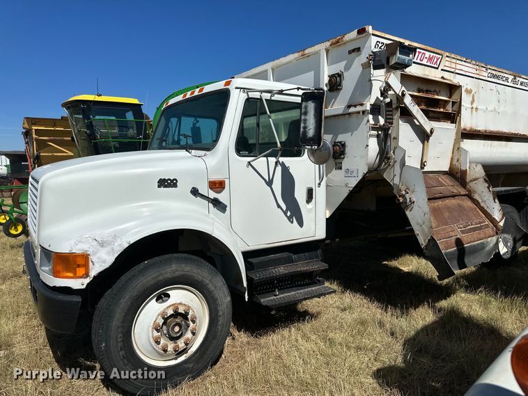 image for item DQ1344 1995 International 4900  feed mixer truck