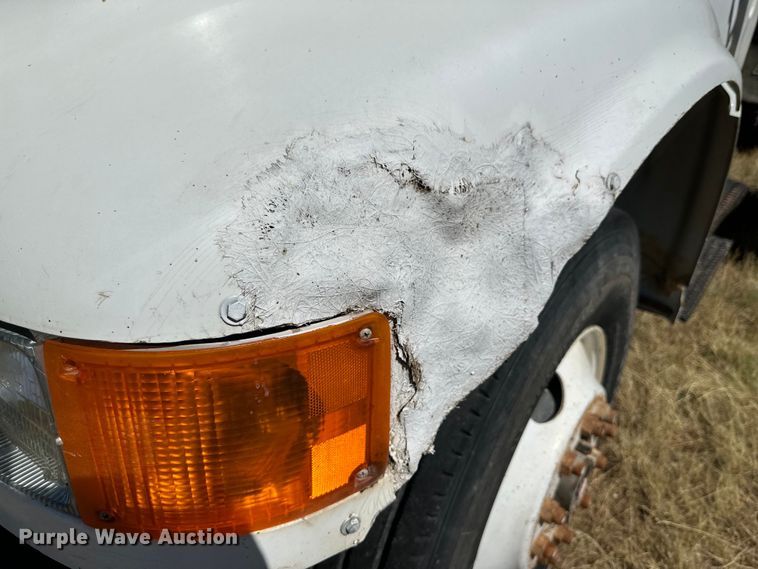 image for item DQ1344 1995 International 4900  feed mixer truck