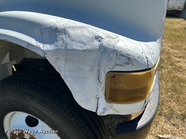 image for item DQ1344 1995 International 4900  feed mixer truck