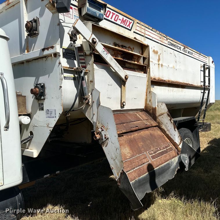 image for item DQ1344 1995 International 4900  feed mixer truck