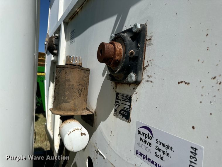 image for item DQ1344 1995 International 4900  feed mixer truck