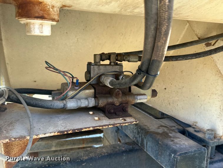 image for item DQ1344 1995 International 4900  feed mixer truck