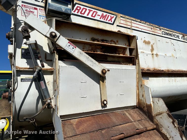 image for item DQ1344 1995 International 4900  feed mixer truck