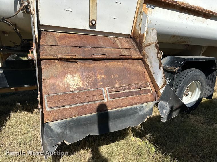 image for item DQ1344 1995 International 4900  feed mixer truck