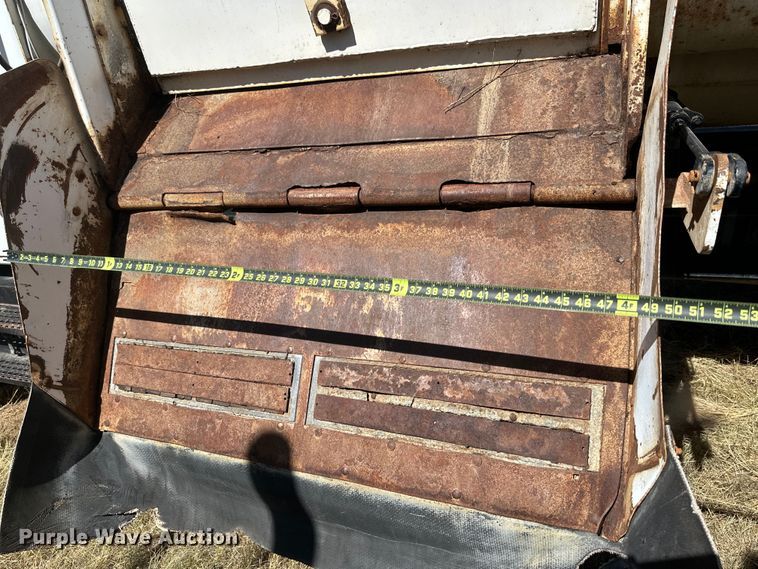 image for item DQ1344 1995 International 4900  feed mixer truck