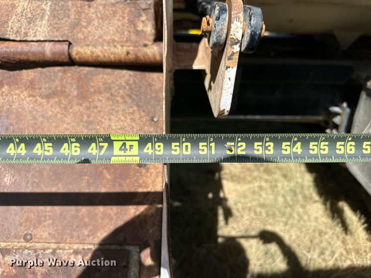 image for item DQ1344 1995 International 4900  feed mixer truck