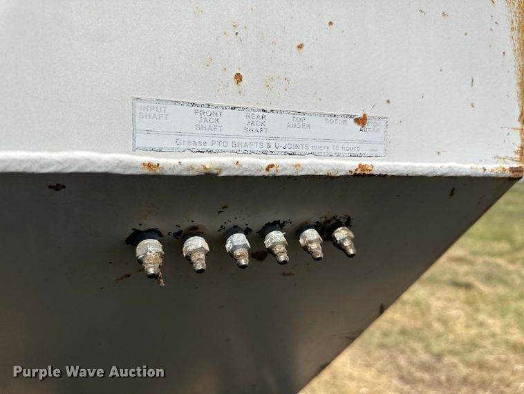 image for item DQ1344 1995 International 4900  feed mixer truck