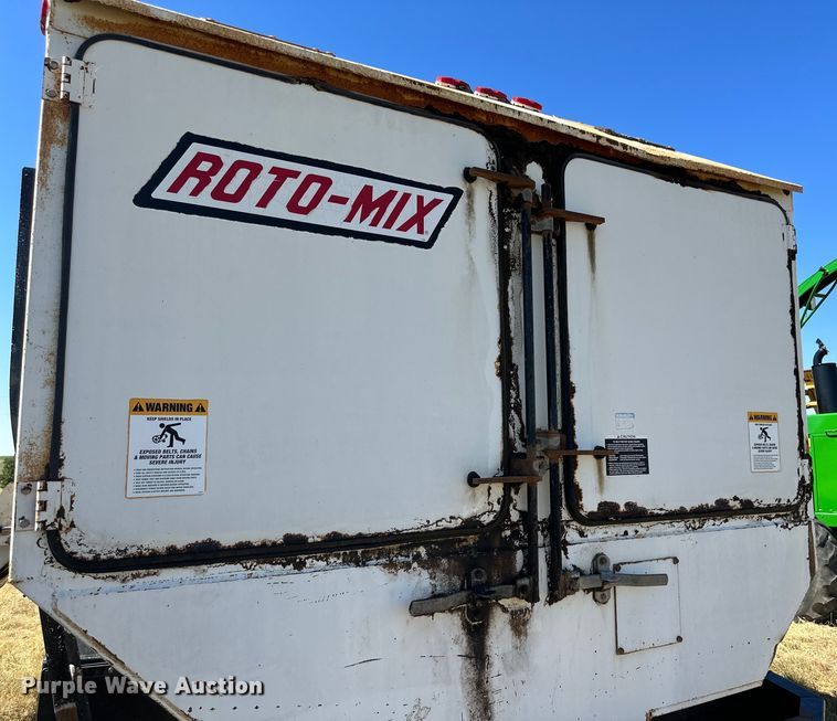 image for item DQ1344 1995 International 4900  feed mixer truck