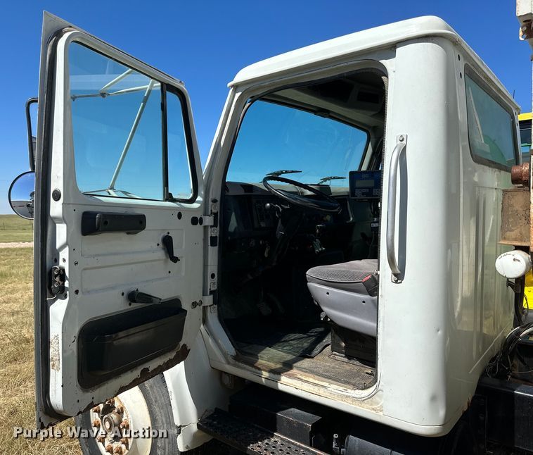 image for item DQ1344 1995 International 4900  feed mixer truck