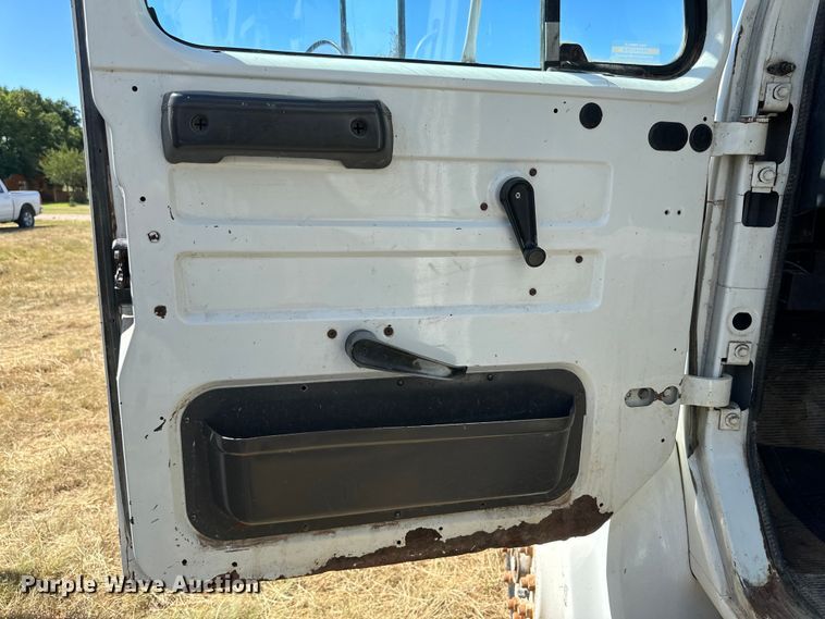 image for item DQ1344 1995 International 4900  feed mixer truck