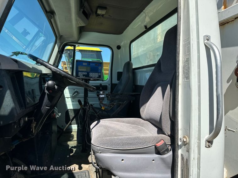 image for item DQ1344 1995 International 4900  feed mixer truck