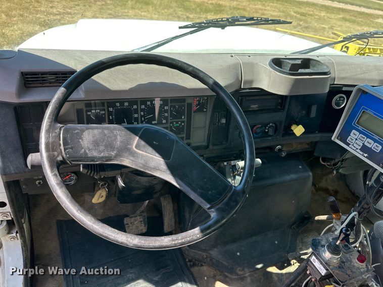 image for item DQ1344 1995 International 4900  feed mixer truck