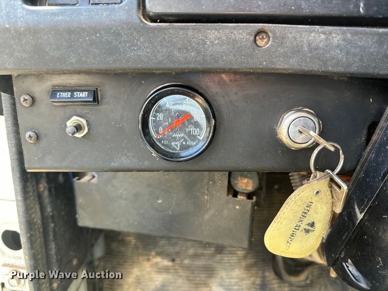 image for item DQ1344 1995 International 4900  feed mixer truck