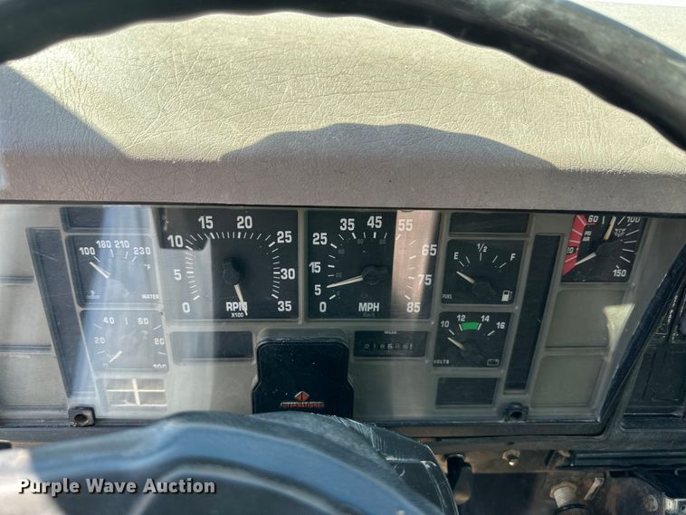 image for item DQ1344 1995 International 4900  feed mixer truck