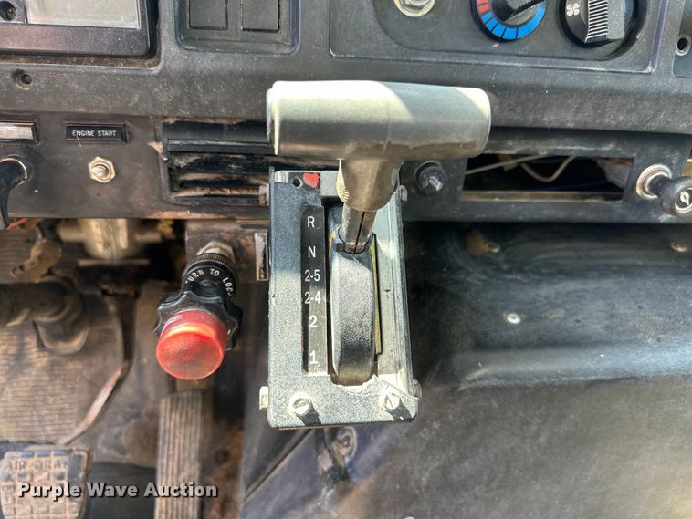 image for item DQ1344 1995 International 4900  feed mixer truck