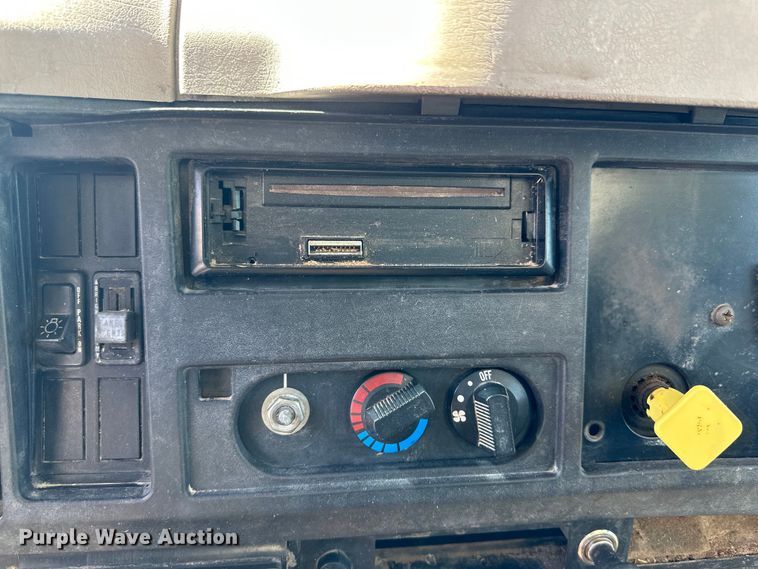 image for item DQ1344 1995 International 4900  feed mixer truck