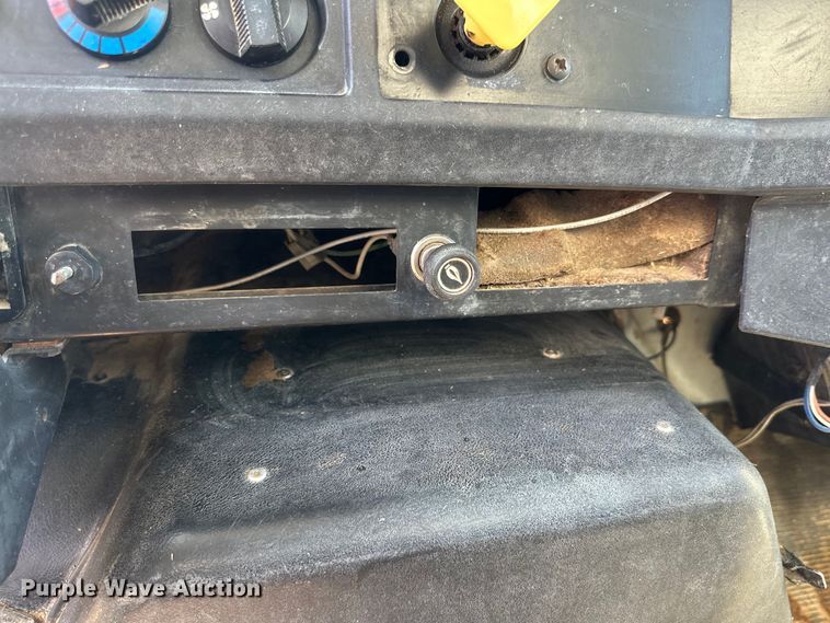 image for item DQ1344 1995 International 4900  feed mixer truck