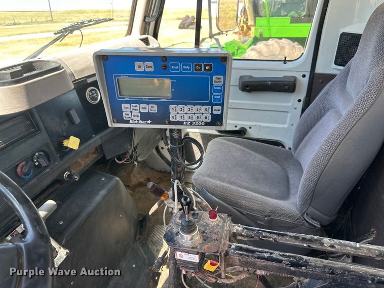 image for item DQ1344 1995 International 4900  feed mixer truck