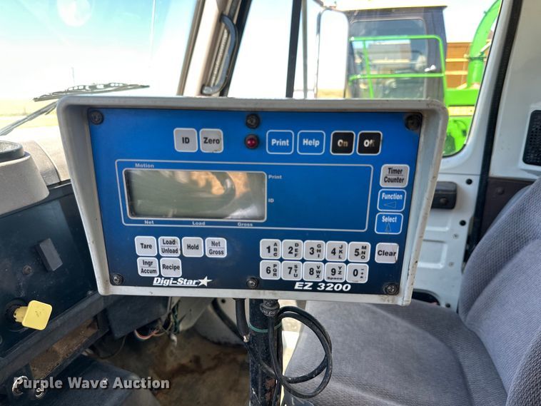 image for item DQ1344 1995 International 4900  feed mixer truck