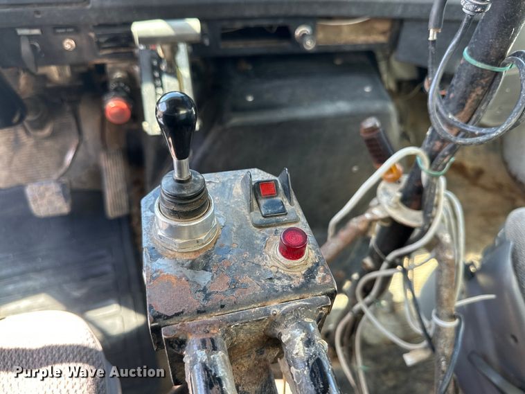 image for item DQ1344 1995 International 4900  feed mixer truck