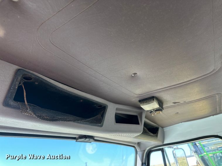 image for item DQ1344 1995 International 4900  feed mixer truck