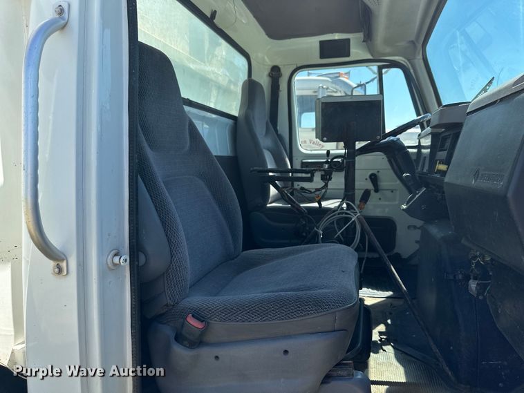 image for item DQ1344 1995 International 4900  feed mixer truck