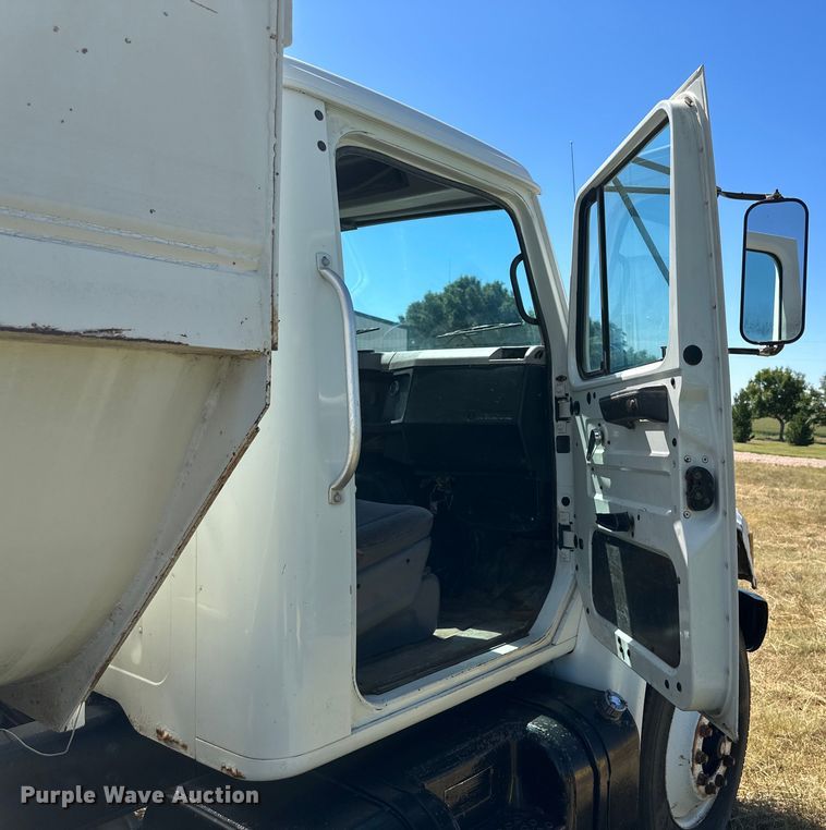 image for item DQ1344 1995 International 4900  feed mixer truck