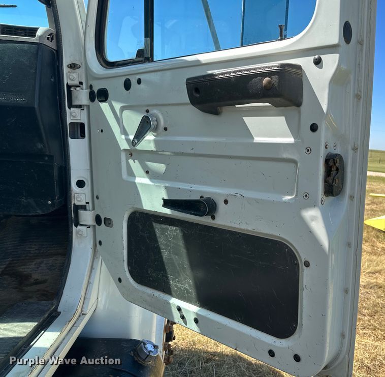 image for item DQ1344 1995 International 4900  feed mixer truck