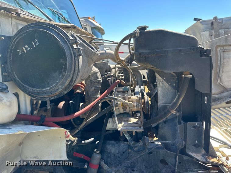 image for item DQ1344 1995 International 4900  feed mixer truck