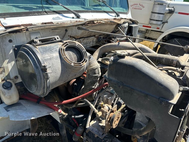 image for item DQ1344 1995 International 4900  feed mixer truck